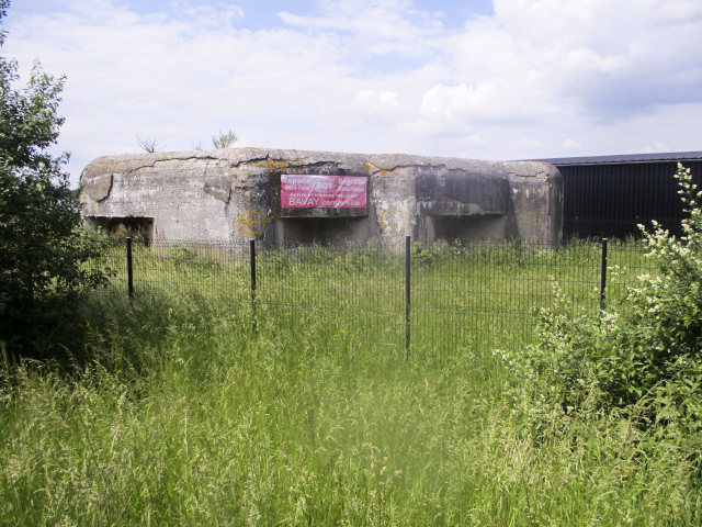 Ligne Maginot - LA CRASCOTTE OUEST - (Blockhaus lourd type STG / STG-FCR - Double) - Photo prise de la D 932 - Route de Maubeuge.