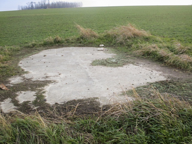 Ligne Maginot - B487 - CURGIES (PDS) - (Abri actif) - Toit de l'une des deux entrées du B487. La seconde entrée a été remblayée.