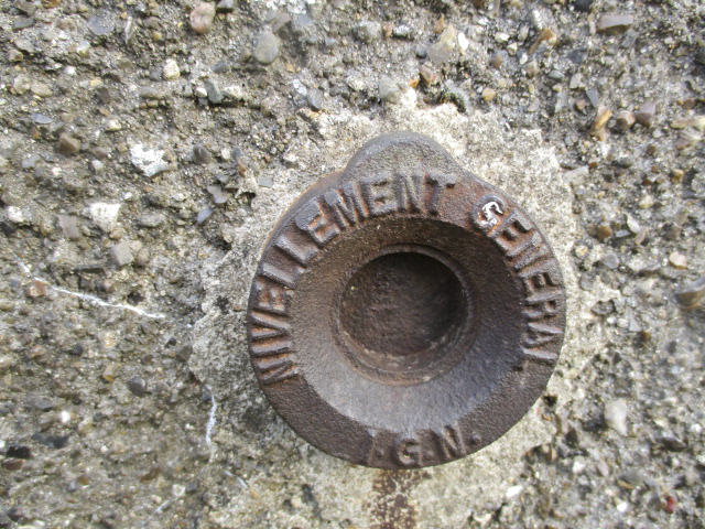 Ligne Maginot - B491 - NOTRE DAME - (Blockhaus pour canon) - Nivellement général IGN incrusté à la base du blockhaus. - Smardz Félix