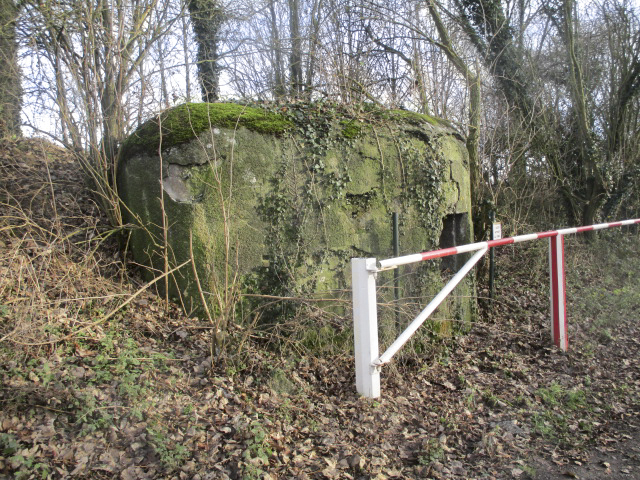 Ligne Maginot - B498 - JENLAIN Nord-Ouest (Blockhaus pour arme infanterie) - Ce blockhaus se située à l'extrémité de la route de Sebourd, en bordure de l'ancienne voie ferrée dématérialisée Valenciennes Bavay