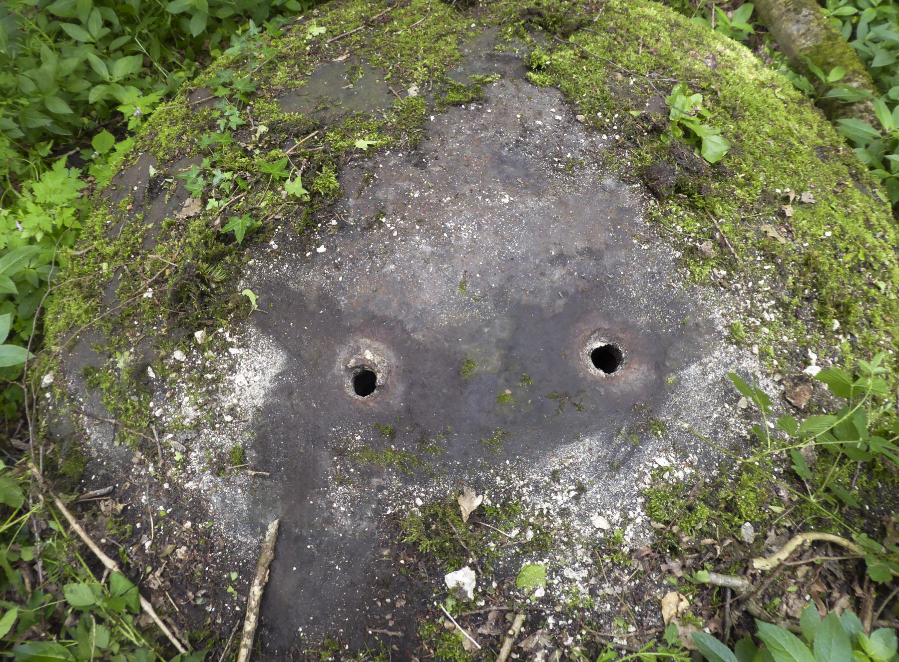 Ligne Maginot - ROSIERES - C3 - (Casemate d'infanterie) - Perçages de la cloche JM convertie AM. écartement 32 cm.