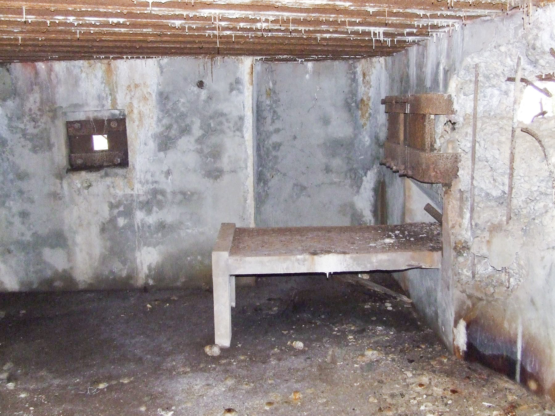 Ligne Maginot - NEUBACH 2 (AVANT POSTE) - (Blockhaus pour arme infanterie) - La chambre de tir pour mitrailleuse. Une première table de tir.