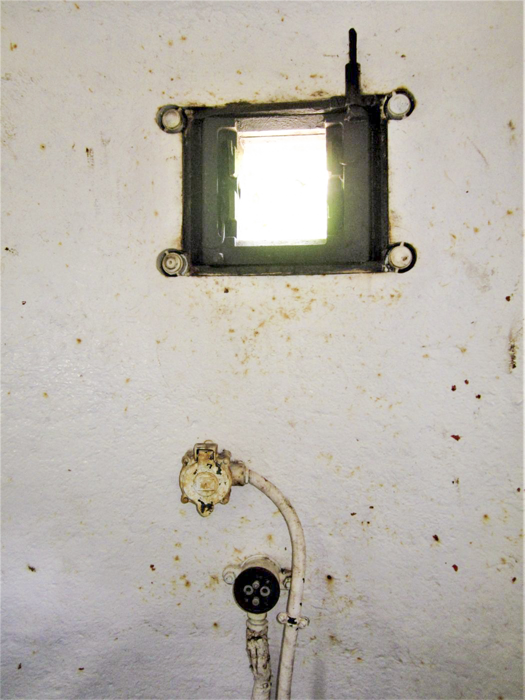 Ligne Maginot - LAVOIR - (Ouvrage d'artillerie) - Entrée munitions
Cloche GFM
Créneau, prise de courant et prise téléphonique