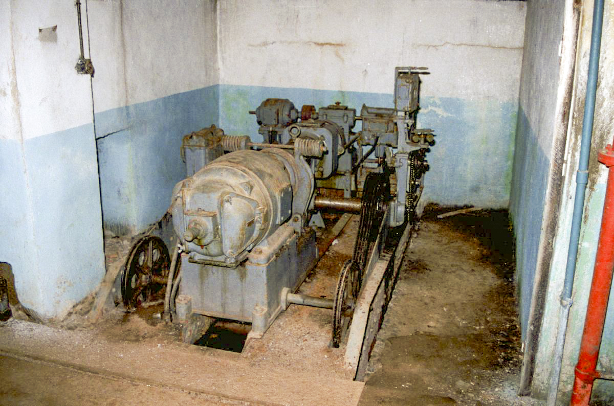 Ligne Maginot - LAVOIR - (Ouvrage d'artillerie) - Plan incliné
Treuil du monte-wagonnet