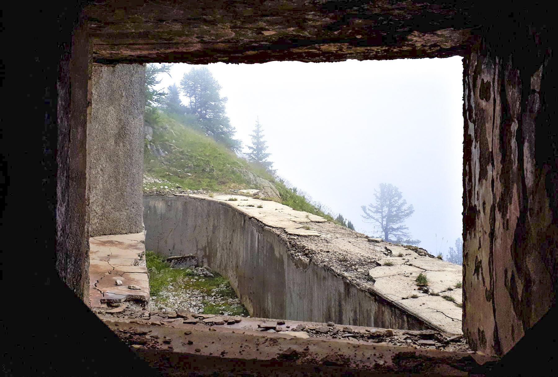 Ligne Maginot - LAVOIR - (Ouvrage d'artillerie) - Bloc 2
Vue depuis le créneau FM de défense rapprochée