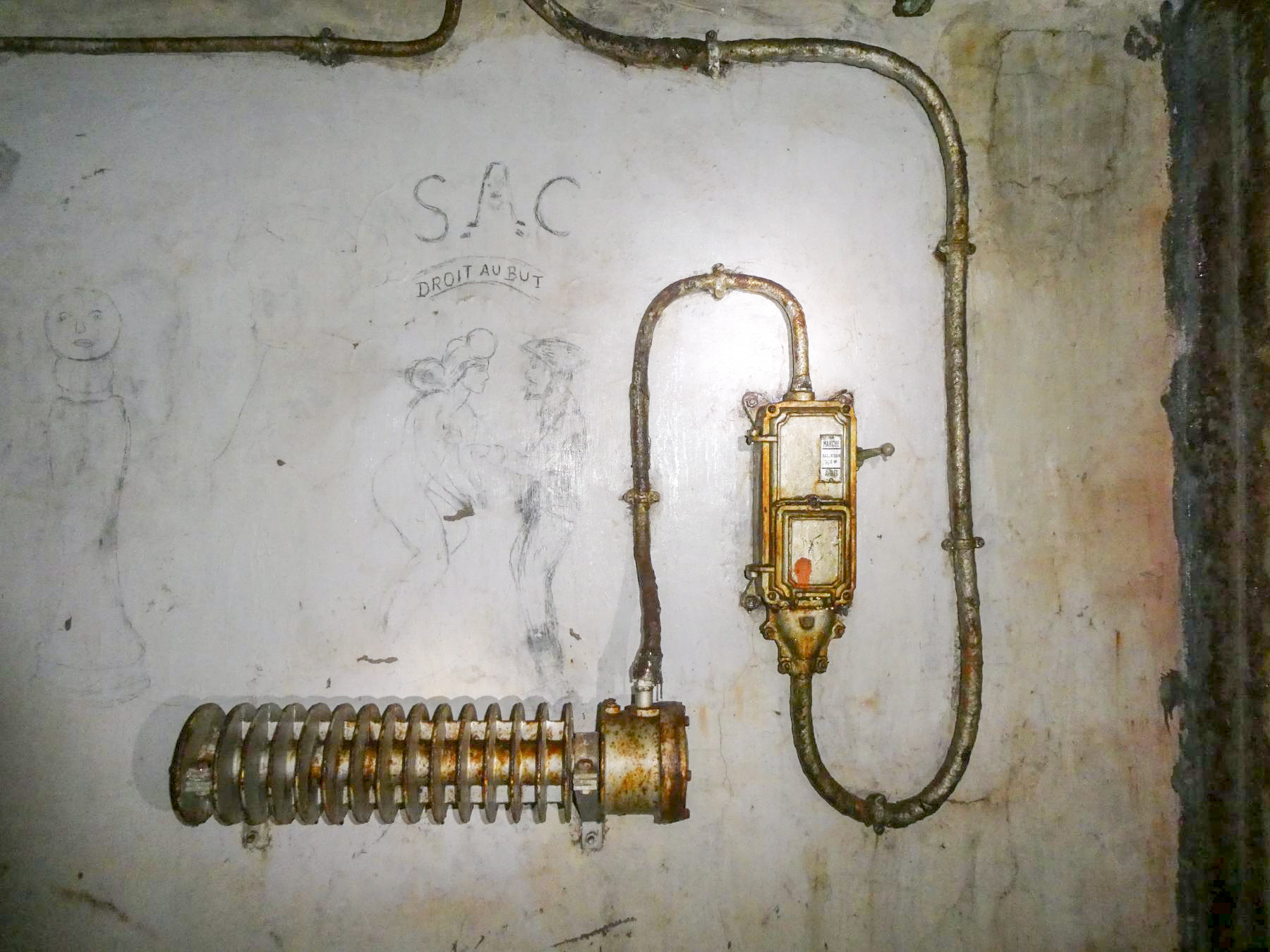 Ligne Maginot - LAVOIR - (Ouvrage d'artillerie) - Bloc 4 
Etage inférieur 
Graffiti dans la chambre des sous-officiers
