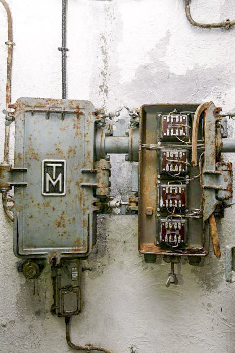Ligne Maginot - LAVOIR - (Ouvrage d'artillerie) - Boitiers de translateurs permettant de créer des lignes téléphoniques supplémentaires sur un câble classique
Leur emploi met en évidence le manque de lignes téléphoniques alimentant l'ouvrage