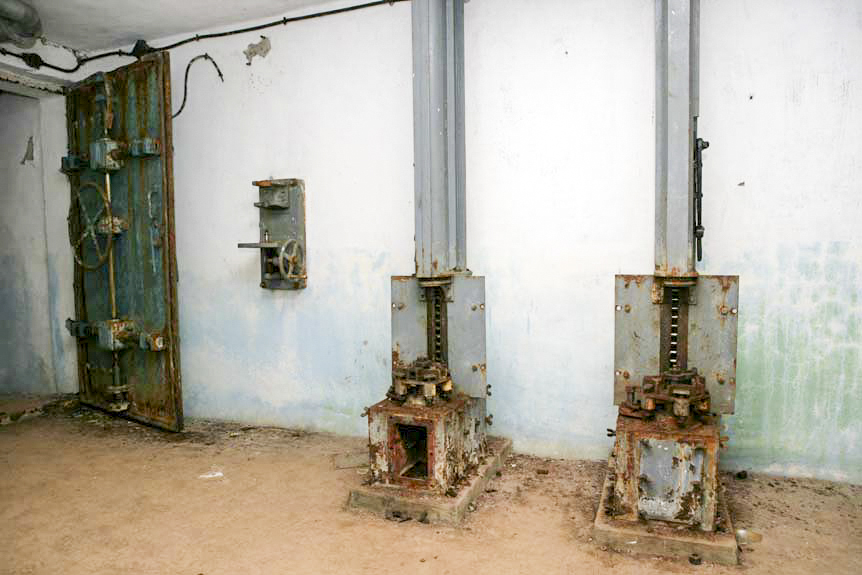 Ligne Maginot - LAVOIR - (Ouvrage d'artillerie) - Bloc 5
Etage inférieur
Magasin à munitions M3, norias d'alimentation en munitions de la chambre de tir gauche