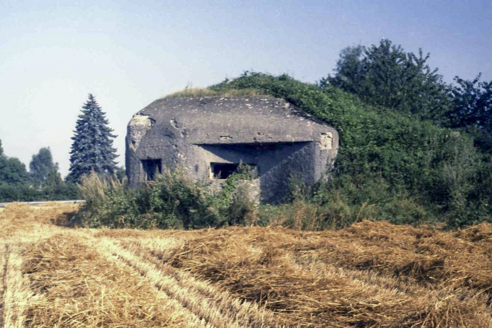 Ligne Maginot - B554 - CIMETIERE DE SAINT-WAAST - (Blockhaus pour canon) - Créneau Sud Est - legarsdunord