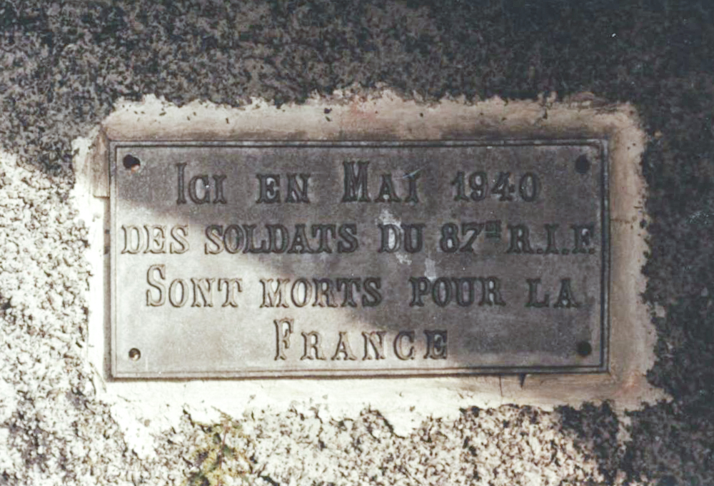 Ligne Maginot - B554 - CIMETIERE DE SAINT-WAAST - (Blockhaus pour canon) - Plaque à la mémoire des soldats du 87ème RIF, morts dans ce bloc. - legarsdunord