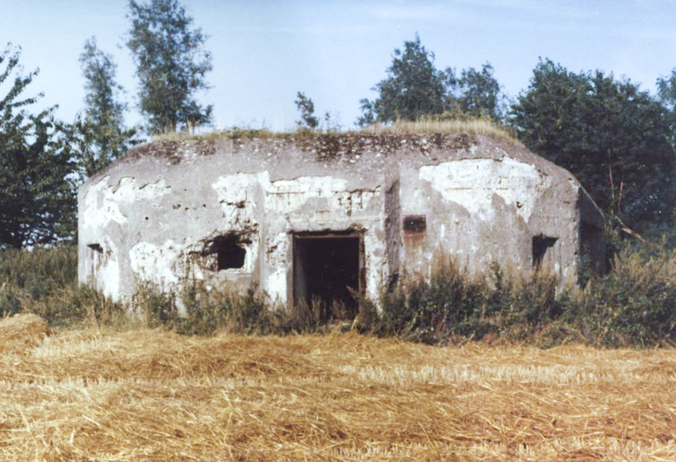 Ligne Maginot - B554 - CIMETIERE DE SAINT-WAAST - (Blockhaus pour canon) - Façade arrière du bloc, entrée et créneaux FM - legarsdunord