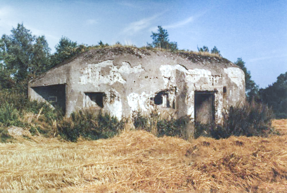 Ligne Maginot - B554 - CIMETIERE DE SAINT-WAAST - (Blockhaus pour canon) - Vue sur l'entrée et la façade de tir Nord-Ouest. - legarsdunord
