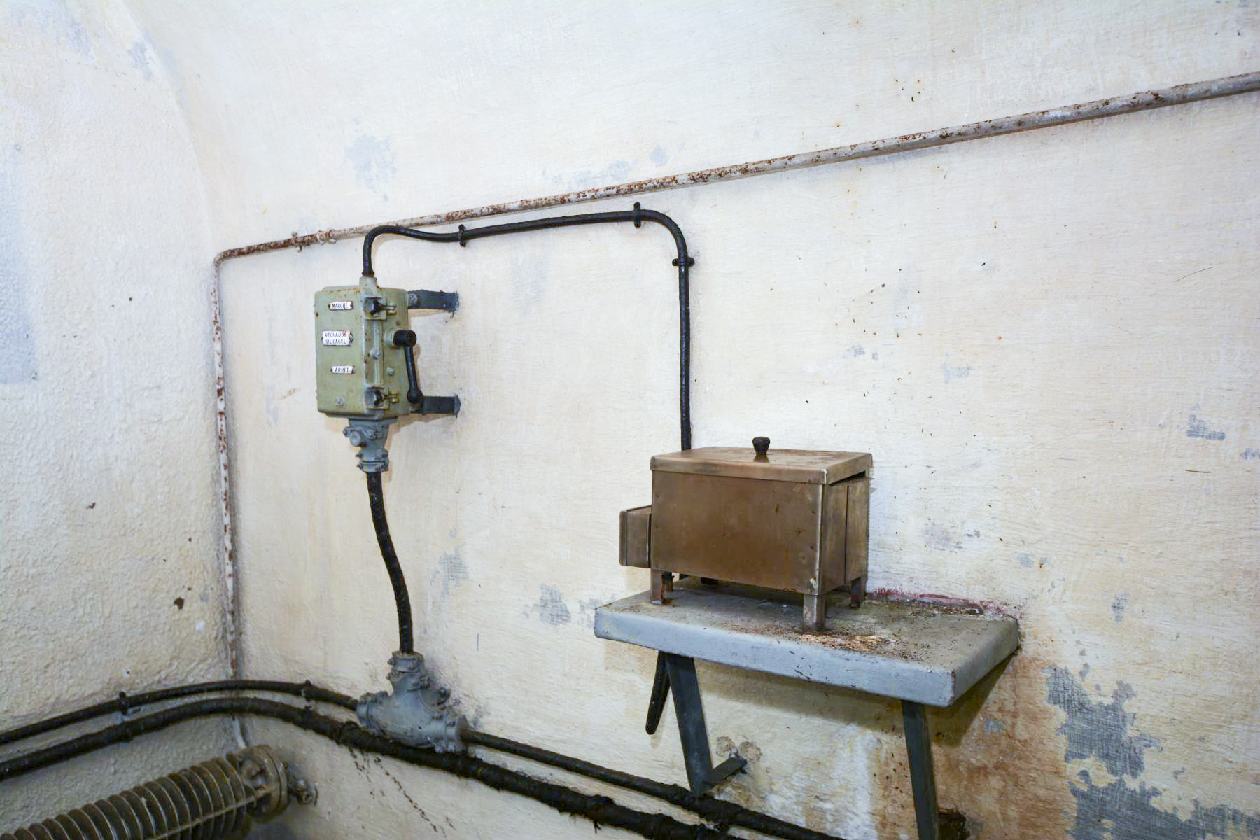 Ligne Maginot - ROCHE LA CROIX (RLC) - (Ouvrage d'artillerie) - Bloc 5
Installation de régénération des boites et blocs Silicagel dans la sous station