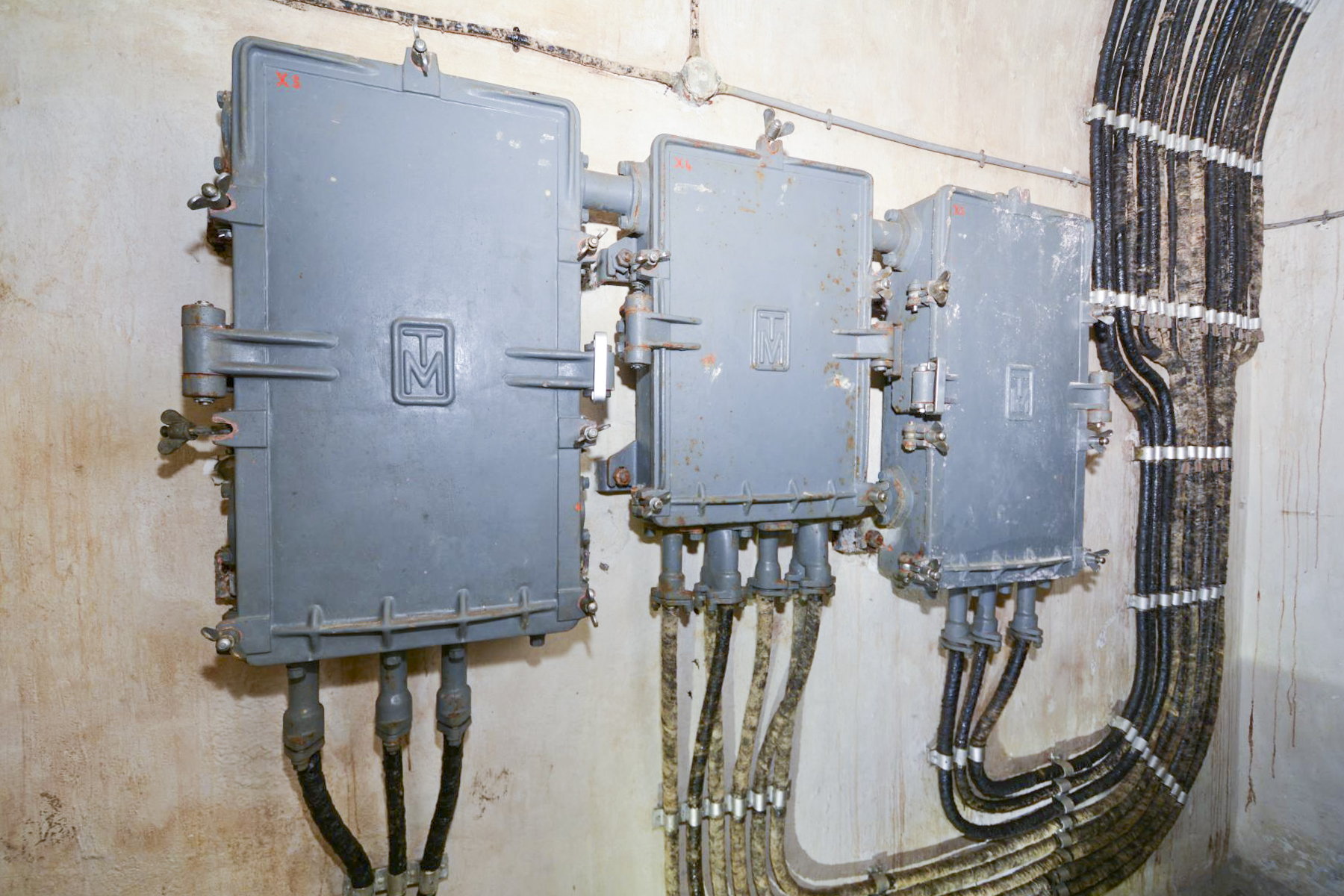 Ligne Maginot - ROCHE LA CROIX (RLC) - (Ouvrage d'artillerie) - Central téléphonique
Le répartiteur principal de l'ouvrage avec de chaque coté, un boitier de protection pour les panneaux d'abonnés du central.