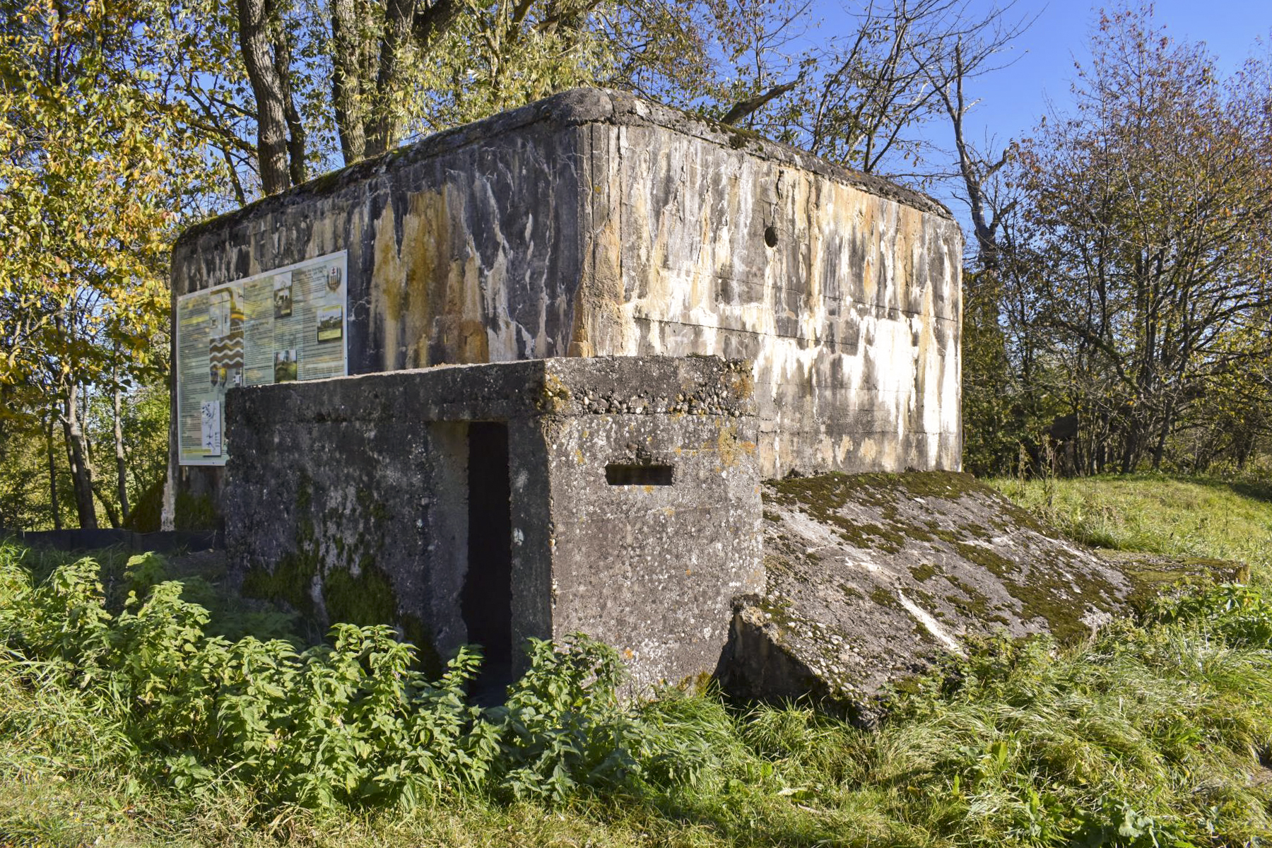Ligne Maginot - DIGUE DE REMERING 1 - R114 - (Blockhaus pour arme infanterie) - L'entrée protégée par une chicane bétonnée - Daniel Froehly
