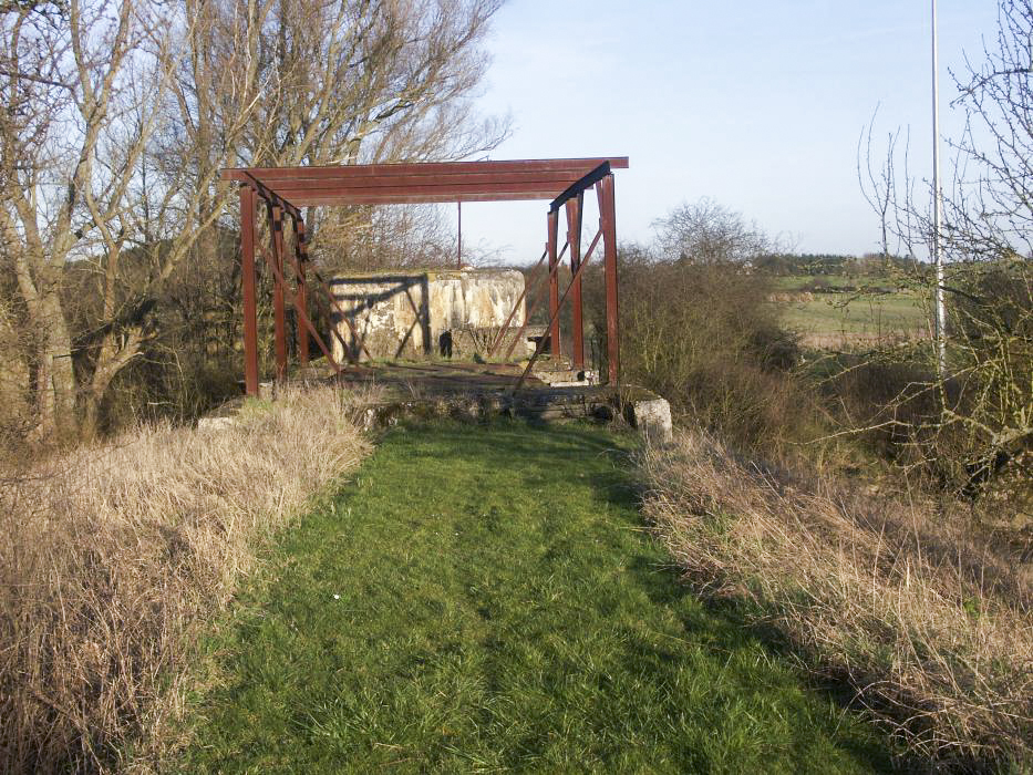 Ligne Maginot - DIGUE DE REMERING - (Inondation défensive) - Le portique de manoeuvre des poutres et au second plan le blockhaus R114 - LAMBERT Pascal