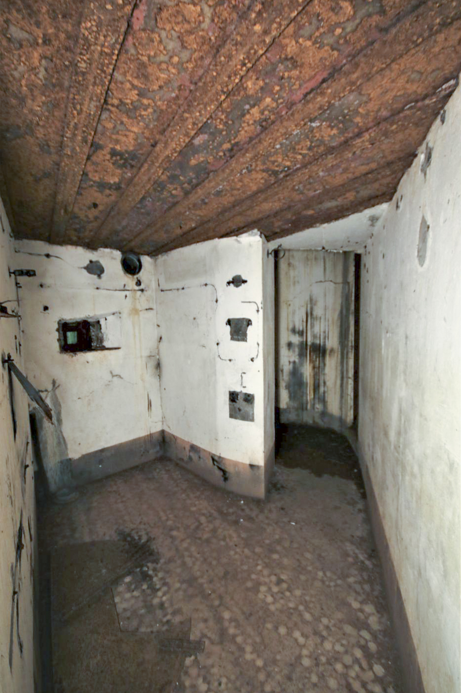 Ligne Maginot - ACA2 - STOCKEN - (Casemate d'artillerie) - Créneau FM de façade et accès à la cloche GFM