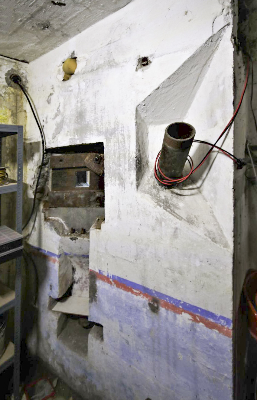 Ligne Maginot - BAMBIDERSTROFF NORD - C70 - (Casemate d'infanterie) - Créneau FM de défense de l'entrée et goulotte à grenades