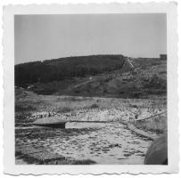 Ligne Maginot - HOCHWALD - (Ouvrage d'artillerie) - Le fossé antichar vu depuis le bloc 1
La tourelle de 135 est en batterie
