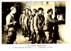 Ligne Maginot - ROCHONVILLERS - A8 - (Ouvrage d'artillerie) - Carte postale
La distribution des repas, perception des marmites norvégiennes pour un bloc