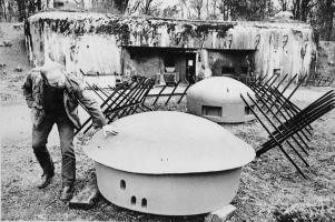 Ligne Maginot - SCHOENENBOURG - (Ouvrage d'artillerie) - Photo de presse 1984 
Les cuirassements factices en place devant l'ouvrage