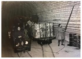 Ligne Maginot - HACKENBERG - A19 - (Ouvrage d'artillerie) - Gare intérieure du réseau de voie de 60
Manoeuvre d'un locotracteur SW à la perche, cette portion réservée au déchargement des plateformes mle 1888 étant démunie de caténaire 