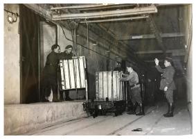 Ligne Maginot - HACKENBERG - A19 - (Ouvrage d'artillerie) - Magasin à munitions M1, galerie de sortie.
Chargement de châssis de munitions de 75 sur les wagons à destination des blocs d'artillerie