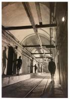 Ligne Maginot - HACKENBERG - A19 - (Ouvrage d'artillerie) - Magasin à munitions M1, voie de sortie des plateformes Péchot (deux voies parallèles, à gauche celle du chargement de wagonnets vers les blocs et à droite celle d'échappement des Péchot vides). Noter là encore la 'mise en scène' et l'éclairage travaillé, peu conforme à la vie réelle...
On aperçoit aussi le quai de chargement des wagonnets à partir des cellules à munitions