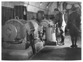 Ligne Maginot - HACKENBERG - A19 - (Ouvrage d'artillerie) - Sous-station traction
Les groupes convertisseurs produisant le 600V continu nécessaire pour la traction électrique en voie de 60 dans l'ouvrage