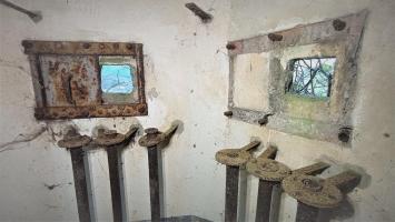 Ligne Maginot - FM65 - EICHHOLTZ 3 - (Blockhaus pour arme infanterie) - Créneaux munis de support pour FM permettant un débattement angulaire horizontal stable du FM