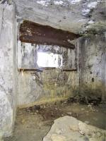 Ligne Maginot - AB28 - (Blockhaus pour canon) - Créneau canon de 47
Au sol, on distingue les points d'ancrages de la crinoline