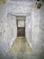 Ligne Maginot - AB28 - (Blockhaus pour canon) - Créneau de défense rapprochée de l'entrée
En haut à droite, un crochet pour hamac