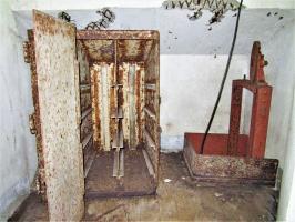 Ligne Maginot - EINSELING - A36 - (Ouvrage d'infanterie) - Monte-charge et armoire à chargeurs à l'étage intermédiaire