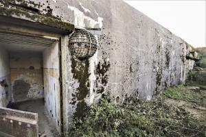 Ligne Maginot - BAMBIDERSTROFF SUD - C71 - (Casemate d'infanterie) - L'entrée gauche et la prise d'air protégée par un treillage en acier