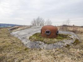 Ligne Maginot - BAMBIDERSTROFF SUD - C71 - (Casemate d'infanterie) - La cloche GFM et les deux cloches JM
On distingue la cloche GFM de Bambi Nord à l'arrière plan