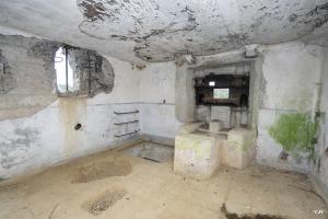 Ligne Maginot - B541 - PERCHE ROMPUE - (Blockhaus pour canon) - L'intérieur coté Ouest avec le puits du sous-sol