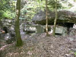 Ligne Maginot - SOMMET DU HOCHWALD 3 - (Blockhaus pour arme infanterie) - Le blockhaus détruit
A gauche la coupole mitrailleuse, à droite un créneau pour FM
