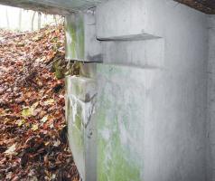 Ligne Maginot - STOCKEN 5 - (Blockhaus pour canon) - Les rainures pour obturer l'entrée arrière avec des rails de chemin de fer.