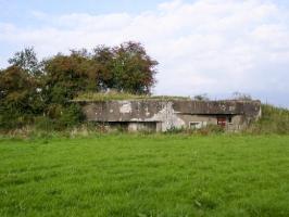 Ligne Maginot - C26 - PORQUERIE OUEST - (Casemate d'infanterie) - Remarquer le créneau jumelage sur la façade arrière de la casemate.