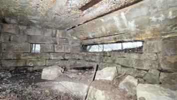 Ligne Maginot - VERLORENERBACH - (Blockhaus pour arme infanterie) - La chambre de tir.
A gauche le créneau de défense rapprochée, à droite le créneau principal