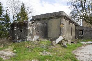 Ligne Maginot - ROUSSY LE VILLAGE (Poste avancé GRM) - (Poste GRM - Maison Forte) - Le blockhaus FM et la façade arrière du casernement. Accolé à la façade arrière, le garage aujourd'hui disparu