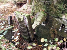 Ligne Maginot - CB445 - BOIS KARRE 3 - (Blockhaus pour canon) - L'entrée
Toit effondré au niveau de l'entrée du blockhaus et de l'annexe.