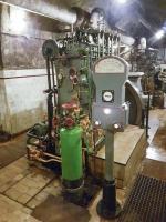 Ligne Maginot - MICHELSBERG - A22 - (Ouvrage d'artillerie) - L'usine électrique
Colonne de feux tournants et bouteille d'air comprimé pour le démarrage du groupe