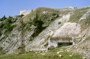 Ligne Maginot - LAVOIR - (Ouvrage d'artillerie) - L'entrée des hommes
En haut le bloc 1 et le bloc cheminée