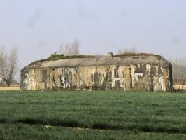 Ligne Maginot - B680 - FAUQUEMONT NORD - (Blockhaus pour canon) - L'excroissance en béton qui sert de fourreau au périscope est bien visible sur la dalle supérieure.