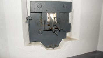 Ligne Maginot - R6B - HOSTE BAS - (Blockhaus pour arme infanterie) - Créneau FM avec support d'arme
