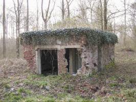 Ligne Maginot - RAUCOURT - (Stand de tir) - Vue coté arrière
L'entrée pour le personnel se trouve sur la droite du bâtiment.
Une entrée pour la pièce antichar se trouve à l'arrière, avec à sa droite une fenêtre.