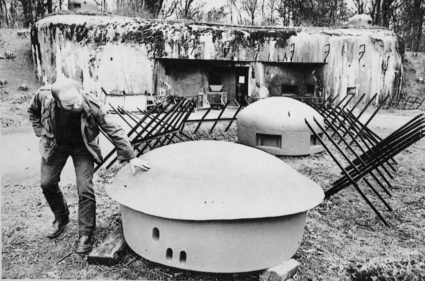 Ligne Maginot - SCHOENENBOURG - (Ouvrage d'artillerie) - Photo de presse 1984 
Les cuirassements factices en place devant l'ouvrage