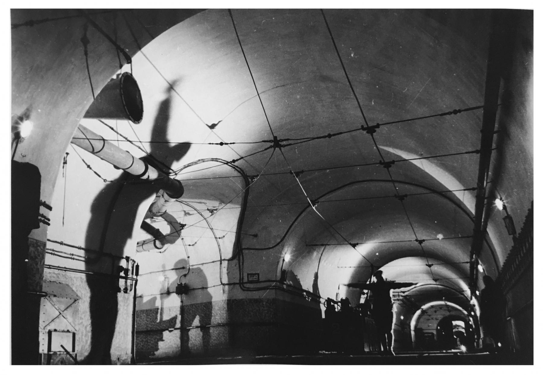 Ligne Maginot - HACKENBERG - A19 - (Ouvrage d'artillerie) - Accès au M1 depuis la galerie principale. A gauche, l'entrée de galerie du M1 dédiée aux plateformes Péchot chargées. - Inconnu