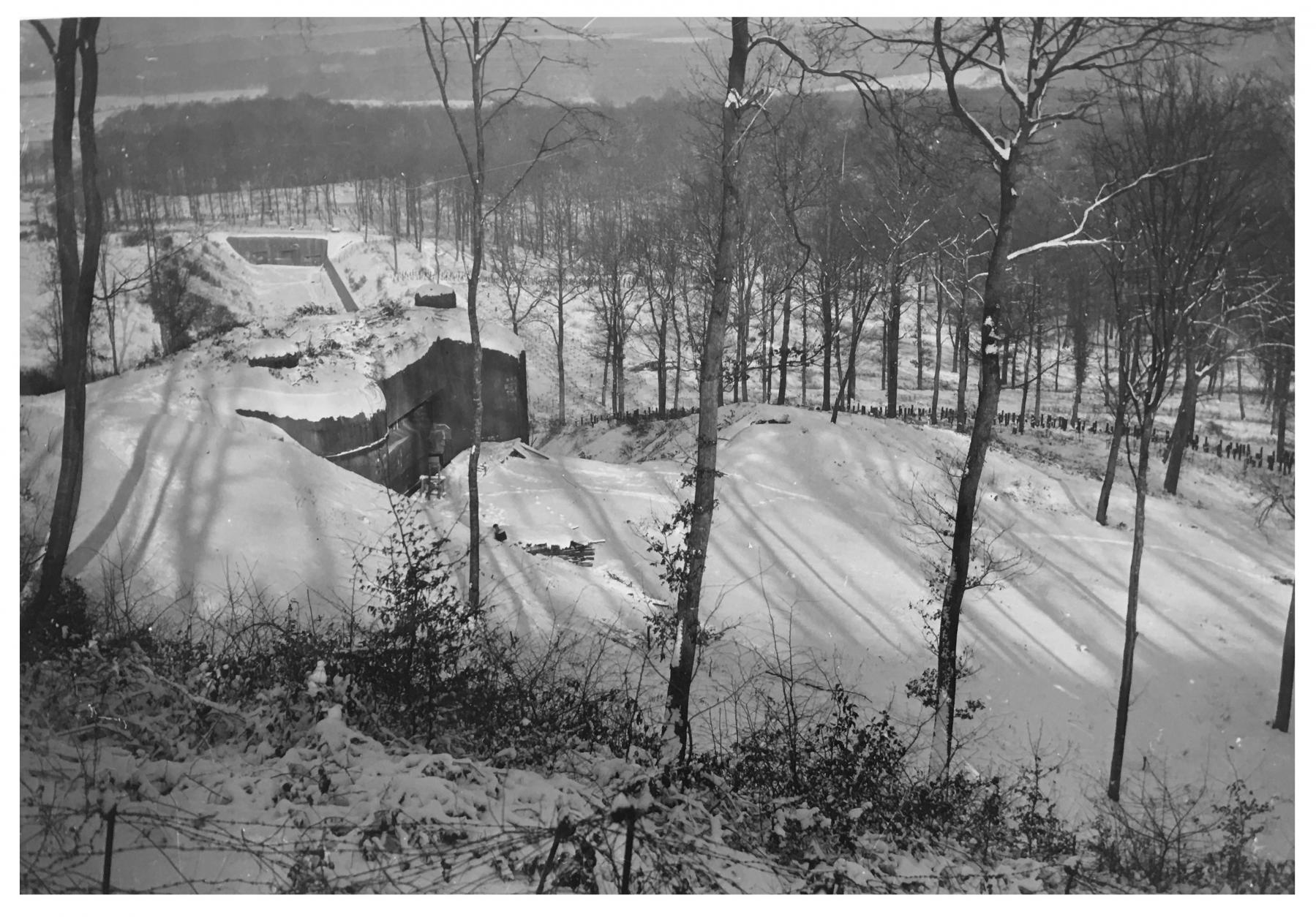 Ligne Maginot - HACKENBERG - A19 - (Ouvrage d'artillerie) - Le fossé antichar
Bloc 24 et bloc 25 au fond - Inconnu